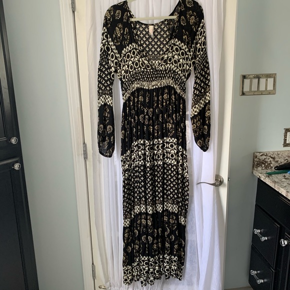 RAGA Dresses & Skirts - RAGA bohemian maxi dress in black and white